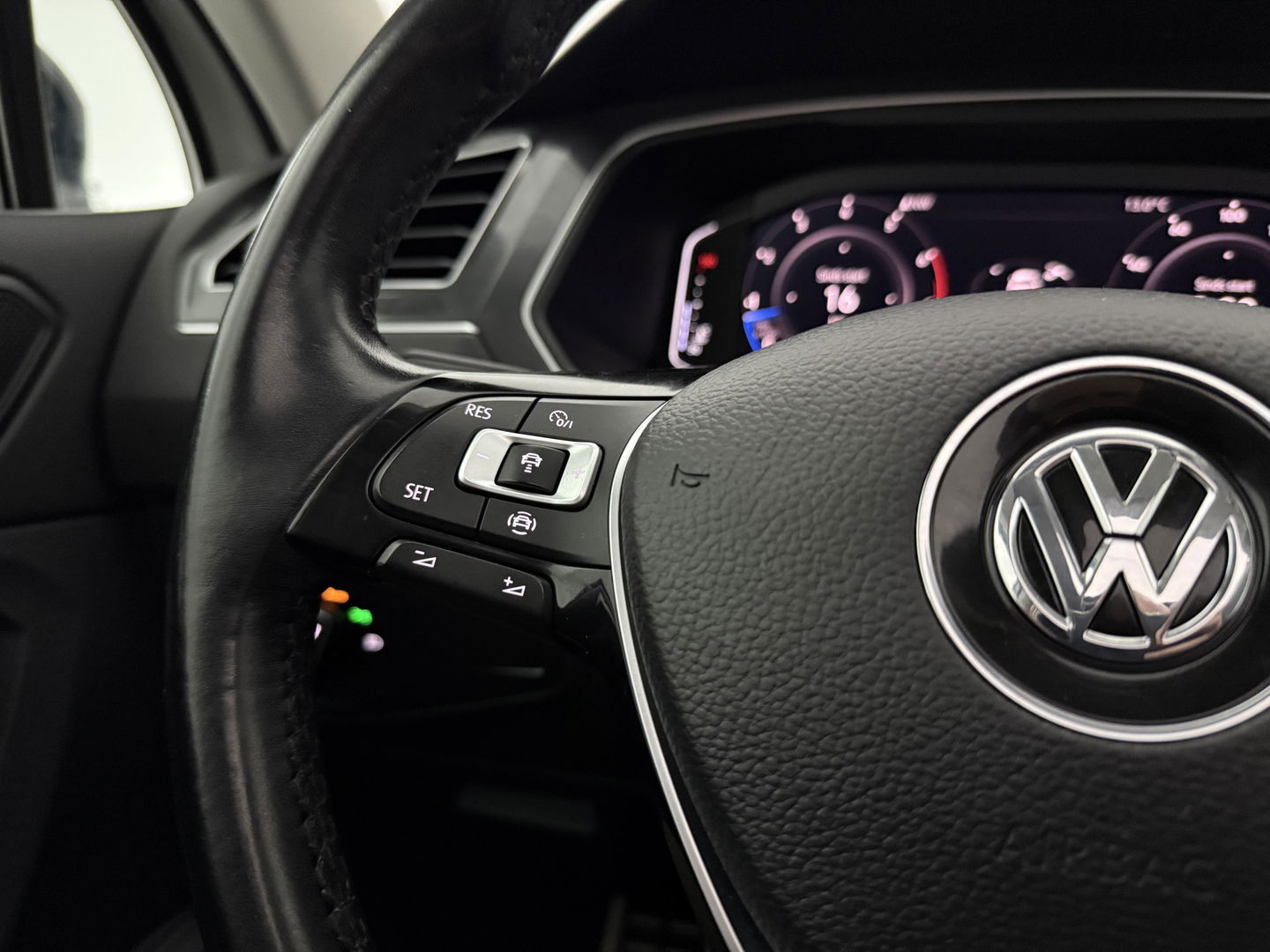 Volkswagen Tiguan 1.5 TSI 150PK ACT R-Line | Pano | Virtual | Carplay | Camera | LED | Adaptive Cruise | Dodehoek