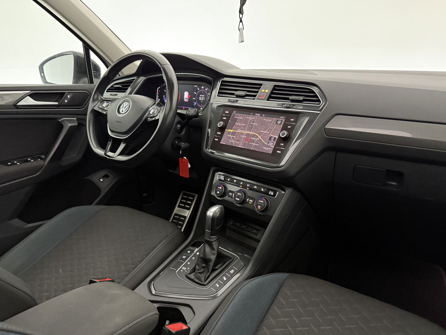 Volkswagen Tiguan 1.5 TSI 150PK ACT R-Line | Pano | Virtual | Carplay | Camera | LED | Adaptive Cruise | Dodehoek