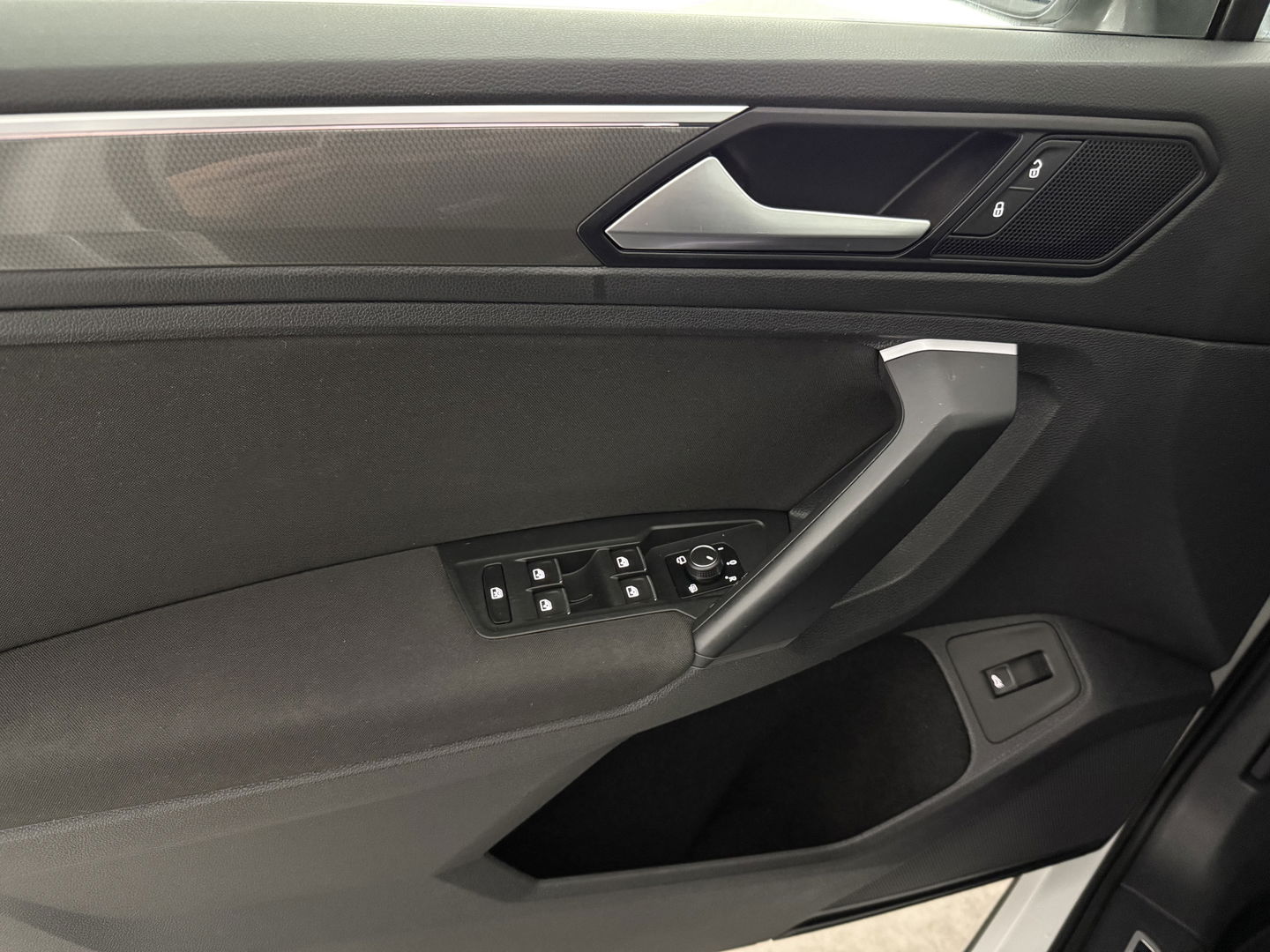 Volkswagen Tiguan 1.5 TSI 150PK ACT R-Line | Pano | Virtual | Carplay | Camera | LED | Adaptive Cruise | Dodehoek