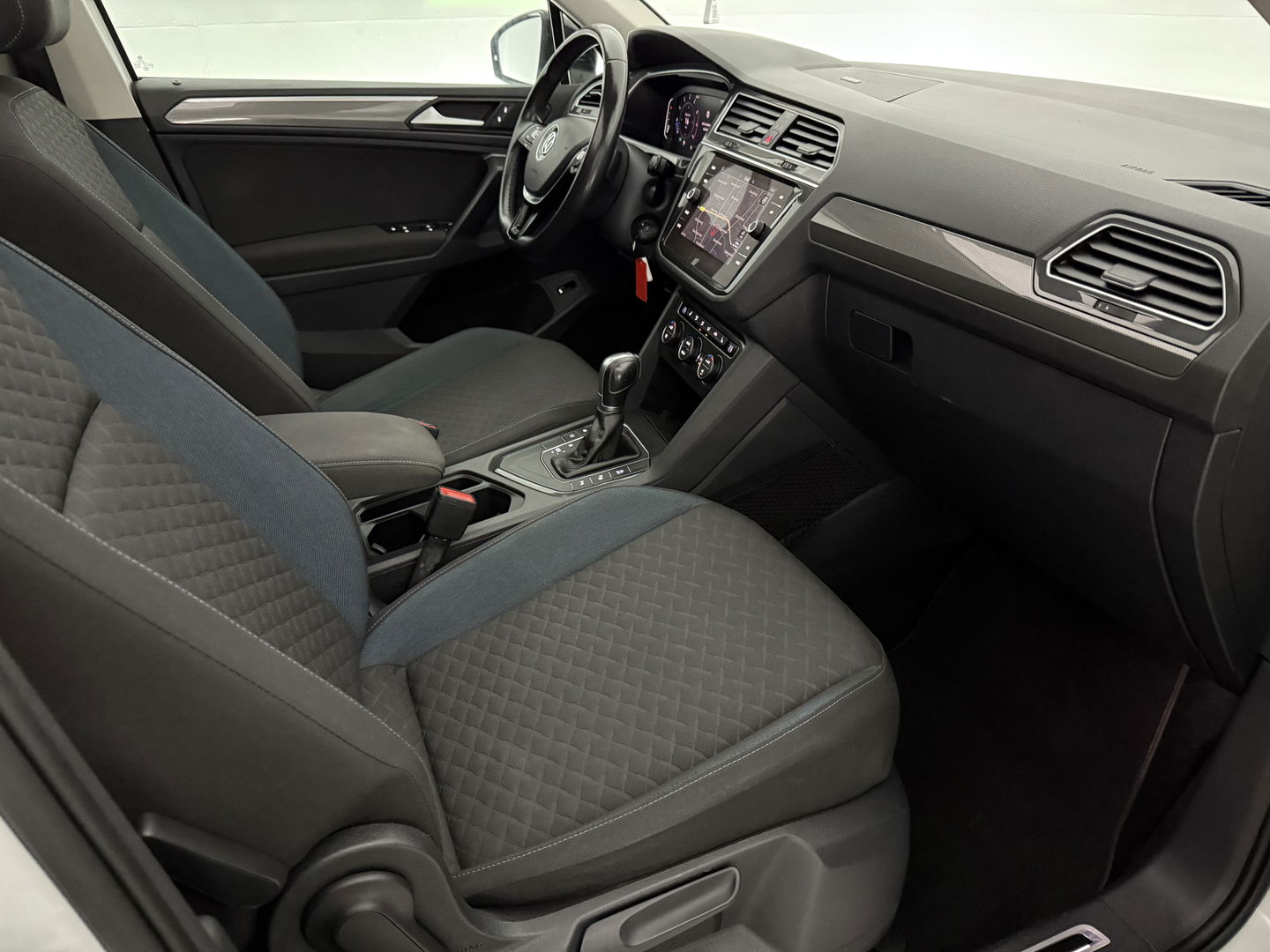 Volkswagen Tiguan 1.5 TSI 150PK ACT R-Line | Pano | Virtual | Carplay | Camera | LED | Adaptive Cruise | Dodehoek