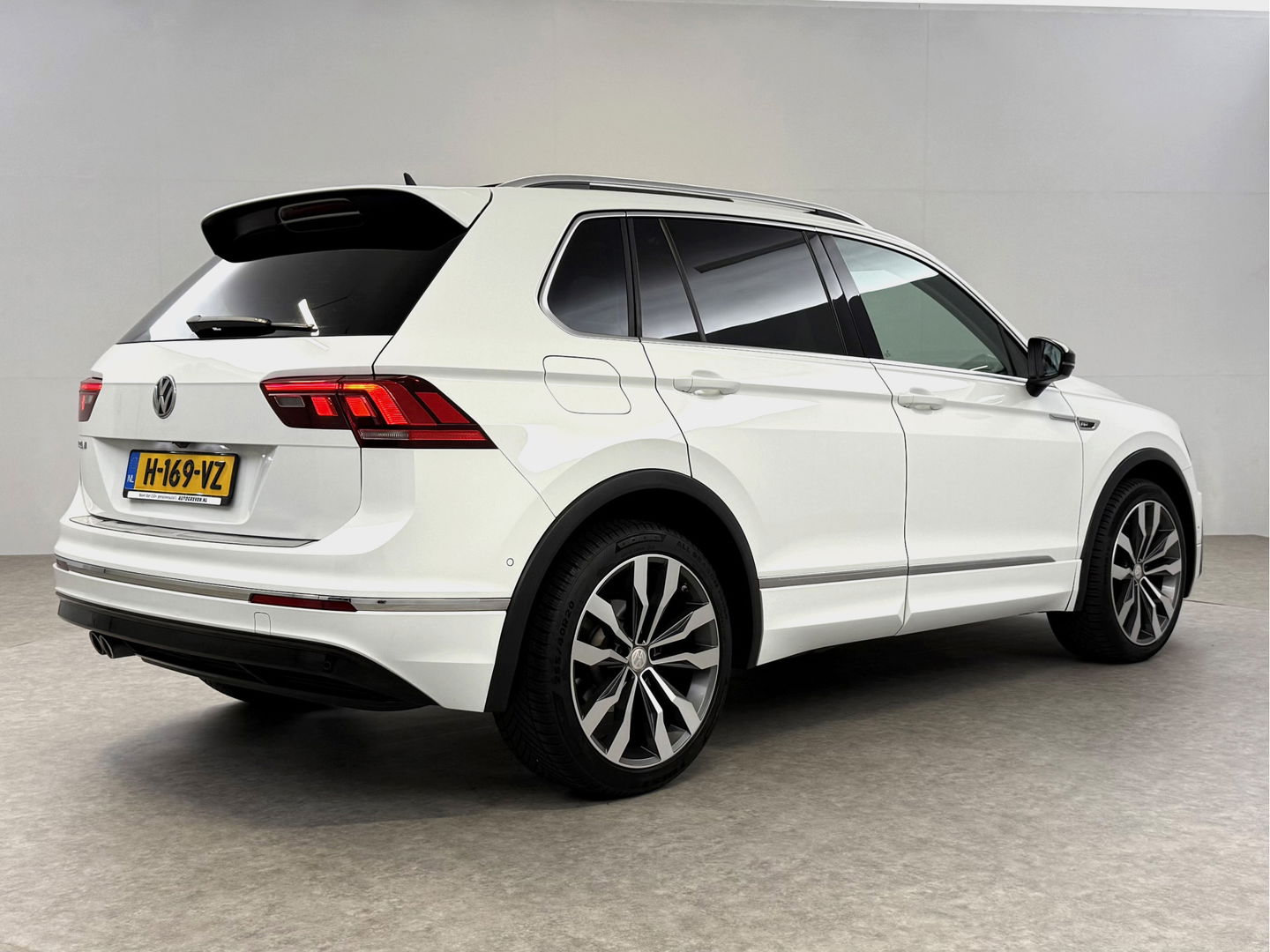 Volkswagen Tiguan 1.5 TSI 150PK ACT R-Line | Pano | Virtual | Carplay | Camera | LED | Adaptive Cruise | Dodehoek