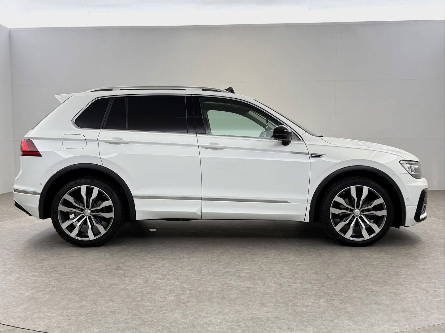 Volkswagen Tiguan 1.5 TSI 150PK ACT R-Line | Pano | Virtual | Carplay | Camera | LED | Adaptive Cruise | Dodehoek
