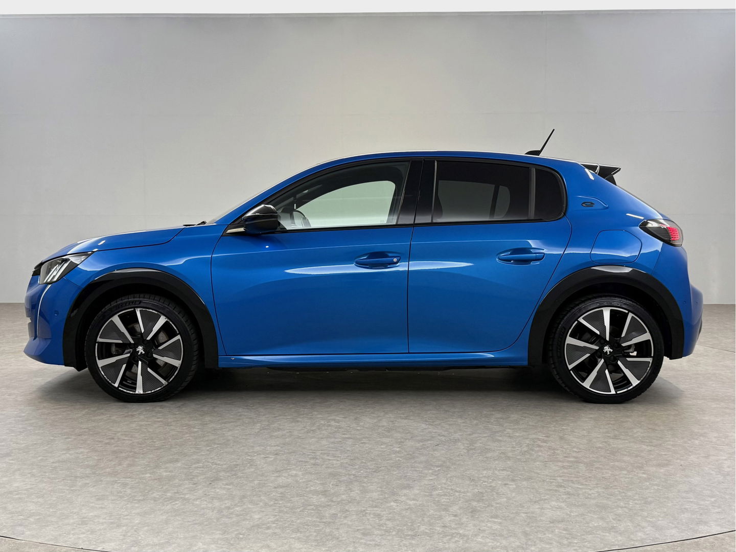 Peugeot e-208 EV GT 350 50 kWh | SOH 91% | Snelladen | Pano | 360° | Virtual | Sfeerverl. | Carplay | Stoelverw. | Keyless | NAP