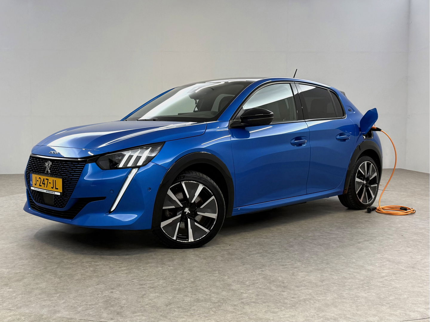 Peugeot e-208 EV GT 350 50 kWh | SOH 91% | Snelladen | Pano | 360° | Virtual | Sfeerverl. | Carplay | Stoelverw. | Keyless | NAP