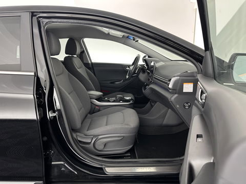 Hyundai IONIQ Comfort EV 38 kWh {SOH-100%} (INCL-BTW) *FULL-LED | ADAPTIVE-CRUISE | CAMERA | KEYLESS | DAB+ | NAVI-FULLMAP | HEATED-COMFORTSEATS | PRIVACYGLASS | ECC | AMBIENTLIGHT | DIGI-COCKPIT | SHIFTPADDLES | LANE-ASSIST | PDC | .