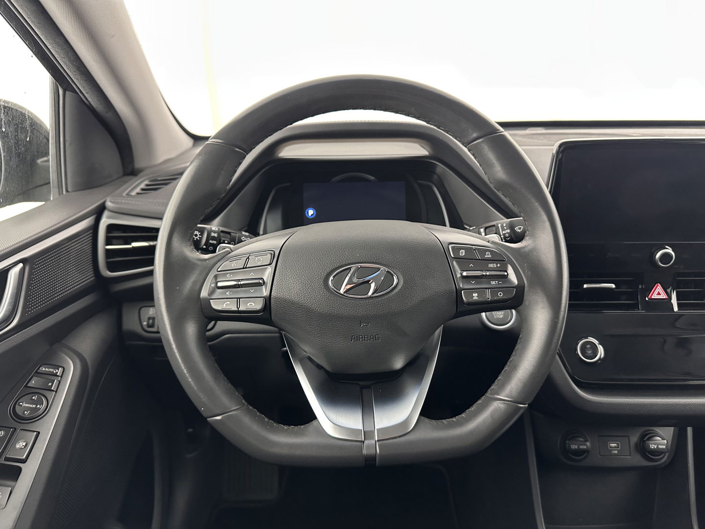 Hyundai IONIQ Comfort EV 38 kWh {SOH-100%} (INCL-BTW) *FULL-LED | ADAPTIVE-CRUISE | CAMERA | KEYLESS | DAB+ | NAVI-FULLMAP | HEATED-COMFORTSEATS | PRIVACYGLASS | ECC | AMBIENTLIGHT | DIGI-COCKPIT | SHIFTPADDLES | LANE-ASSIST | PDC | .