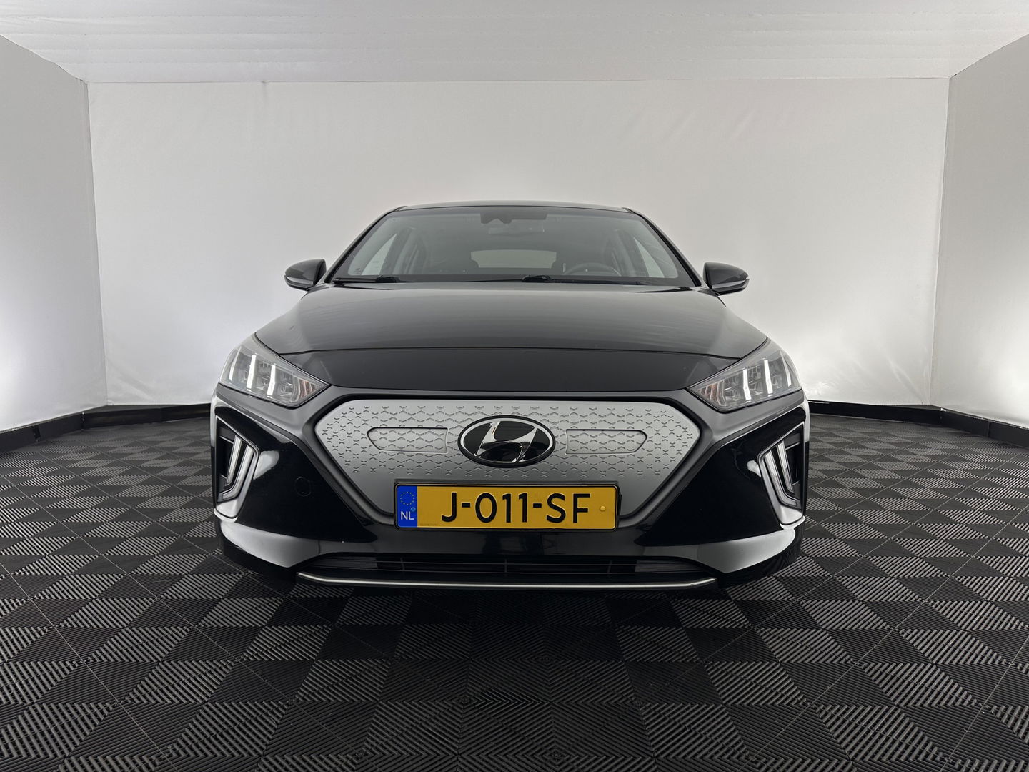 Hyundai IONIQ Comfort EV 38 kWh {SOH-100%} (INCL-BTW) *FULL-LED | ADAPTIVE-CRUISE | CAMERA | KEYLESS | DAB+ | NAVI-FULLMAP | HEATED-COMFORTSEATS | PRIVACYGLASS | ECC | AMBIENTLIGHT | DIGI-COCKPIT | SHIFTPADDLES | LANE-ASSIST | PDC | .