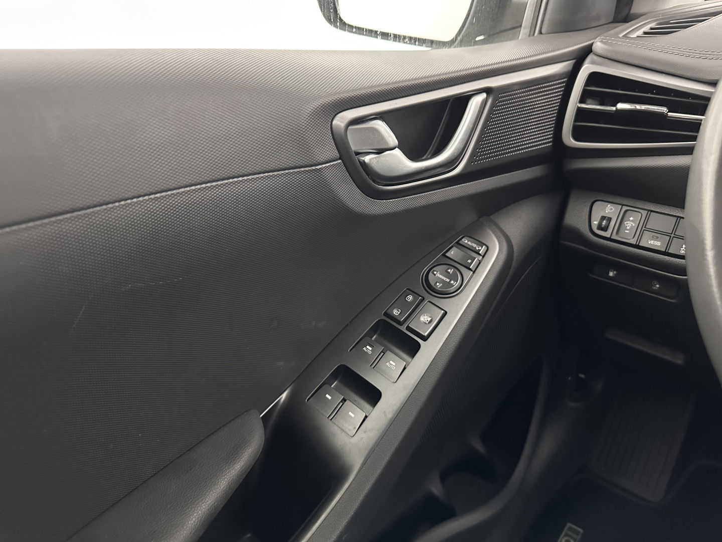 Hyundai IONIQ Comfort EV 38 kWh {SOH-100%} (INCL-BTW) *FULL-LED | ADAPTIVE-CRUISE | CAMERA | KEYLESS | DAB+ | NAVI-FULLMAP | HEATED-COMFORTSEATS | PRIVACYGLASS | ECC | AMBIENTLIGHT | DIGI-COCKPIT | SHIFTPADDLES | LANE-ASSIST | PDC | .