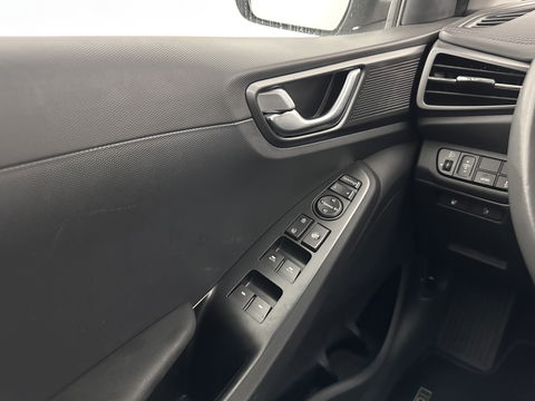 Hyundai IONIQ Comfort EV 38 kWh {SOH-100%} (INCL-BTW) *FULL-LED | ADAPTIVE-CRUISE | CAMERA | KEYLESS | DAB+ | NAVI-FULLMAP | HEATED-COMFORTSEATS | PRIVACYGLASS | ECC | AMBIENTLIGHT | DIGI-COCKPIT | SHIFTPADDLES | LANE-ASSIST | PDC | .