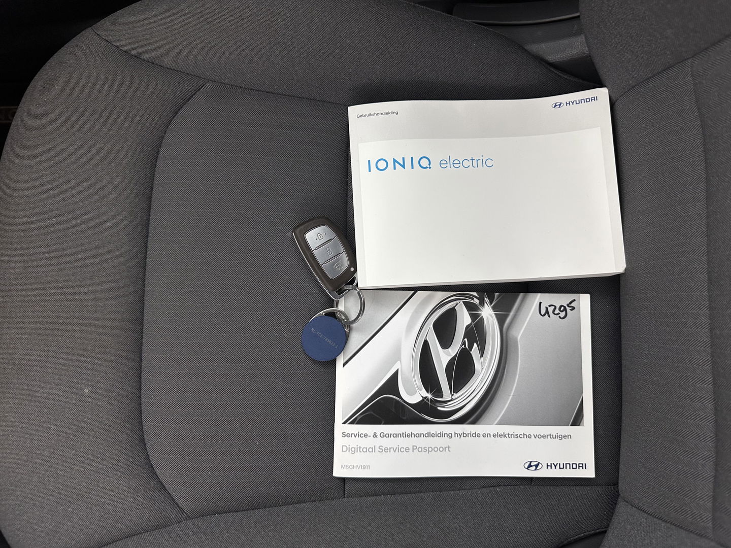 Hyundai IONIQ Comfort EV 38 kWh {SOH-100%} (INCL-BTW) *FULL-LED | ADAPTIVE-CRUISE | CAMERA | KEYLESS | DAB+ | NAVI-FULLMAP | HEATED-COMFORTSEATS | PRIVACYGLASS | ECC | AMBIENTLIGHT | DIGI-COCKPIT | SHIFTPADDLES | LANE-ASSIST | PDC | .