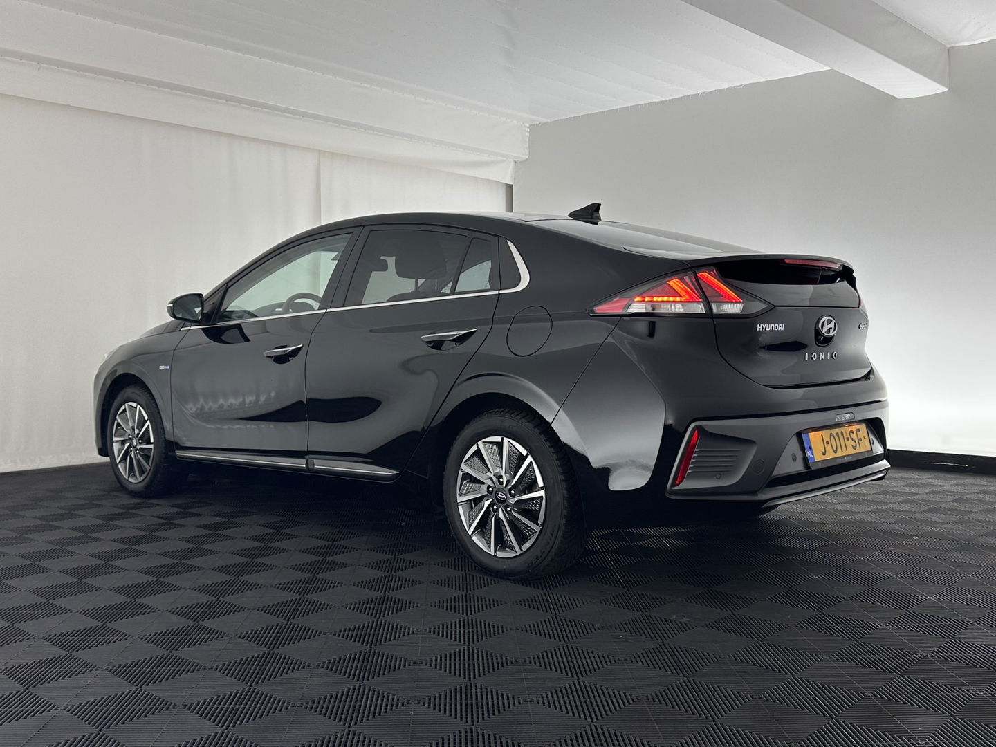 Hyundai IONIQ Comfort EV 38 kWh {SOH-100%} (INCL-BTW) *FULL-LED | ADAPTIVE-CRUISE | CAMERA | KEYLESS | DAB+ | NAVI-FULLMAP | HEATED-COMFORTSEATS | PRIVACYGLASS | ECC | AMBIENTLIGHT | DIGI-COCKPIT | SHIFTPADDLES | LANE-ASSIST | PDC | .