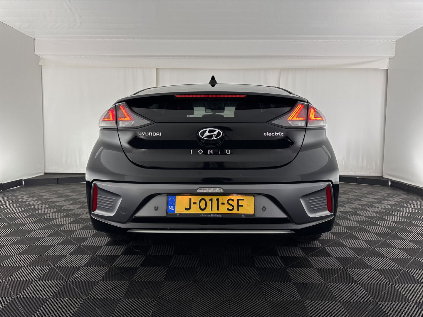 Hyundai IONIQ Comfort EV 38 kWh {SOH-100%} (INCL-BTW) *FULL-LED | ADAPTIVE-CRUISE | CAMERA | KEYLESS | DAB+ | NAVI-FULLMAP | HEATED-COMFORTSEATS | PRIVACYGLASS | ECC | AMBIENTLIGHT | DIGI-COCKPIT | SHIFTPADDLES | LANE-ASSIST | PDC | .