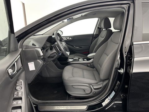 Hyundai IONIQ Comfort EV 38 kWh {SOH-100%} (INCL-BTW) *FULL-LED | ADAPTIVE-CRUISE | CAMERA | KEYLESS | DAB+ | NAVI-FULLMAP | HEATED-COMFORTSEATS | PRIVACYGLASS | ECC | AMBIENTLIGHT | DIGI-COCKPIT | SHIFTPADDLES | LANE-ASSIST | PDC | .