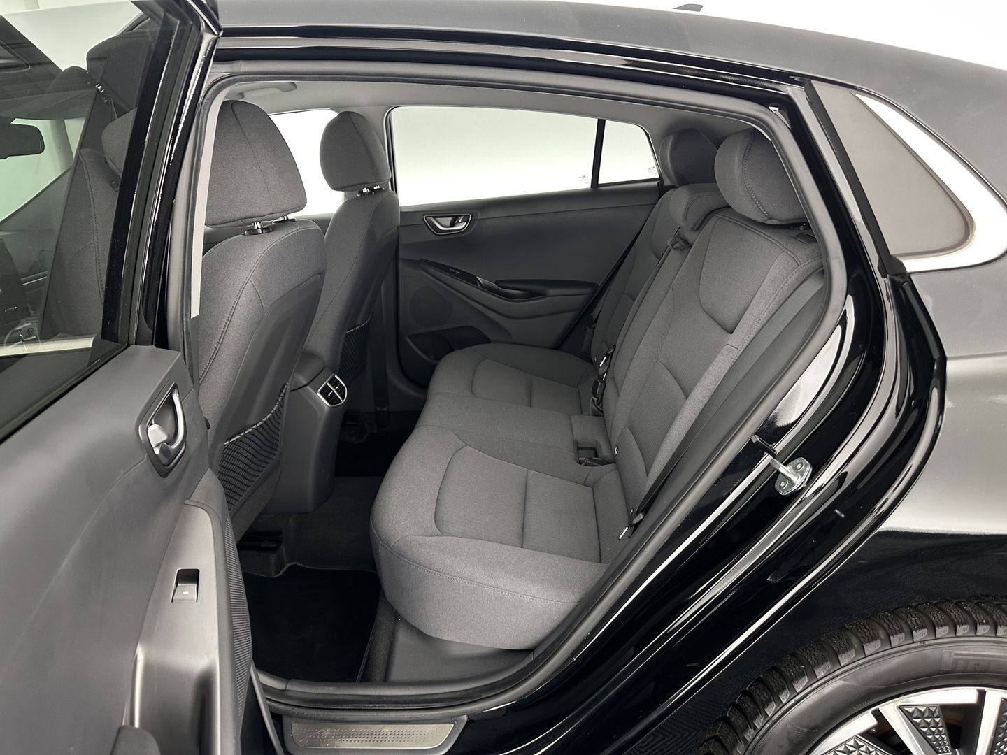 Hyundai IONIQ Comfort EV 38 kWh {SOH-100%} (INCL-BTW) *FULL-LED | ADAPTIVE-CRUISE | CAMERA | KEYLESS | DAB+ | NAVI-FULLMAP | HEATED-COMFORTSEATS | PRIVACYGLASS | ECC | AMBIENTLIGHT | DIGI-COCKPIT | SHIFTPADDLES | LANE-ASSIST | PDC | .