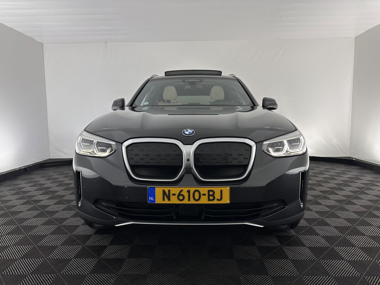 BMW iX3 High Executive 80 kWh [ 3-Fase-11kW ] {SOH-96%} (INCL-BTW) Aut. *PANO | LEATHER | HARMAN/KARDON | FULL-LED | BLINDSPOT | MEMORY-PACK | DIGI-COCKPIT | HEATED-SPORTSEATS | KEYLESS | TOPVIEW | DAB+ | NAVI-FULLMAP | HEAD-UP | 20''ALU*