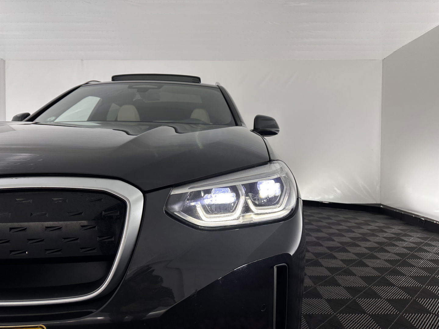 BMW iX3 High Executive 80 kWh [ 3-Fase-11kW ] {SOH-96%} (INCL-BTW) Aut. *PANO | LEATHER | HARMAN/KARDON | FULL-LED | BLINDSPOT | MEMORY-PACK | DIGI-COCKPIT | HEATED-SPORTSEATS | KEYLESS | TOPVIEW | DAB+ | NAVI-FULLMAP | HEAD-UP | 20''ALU*