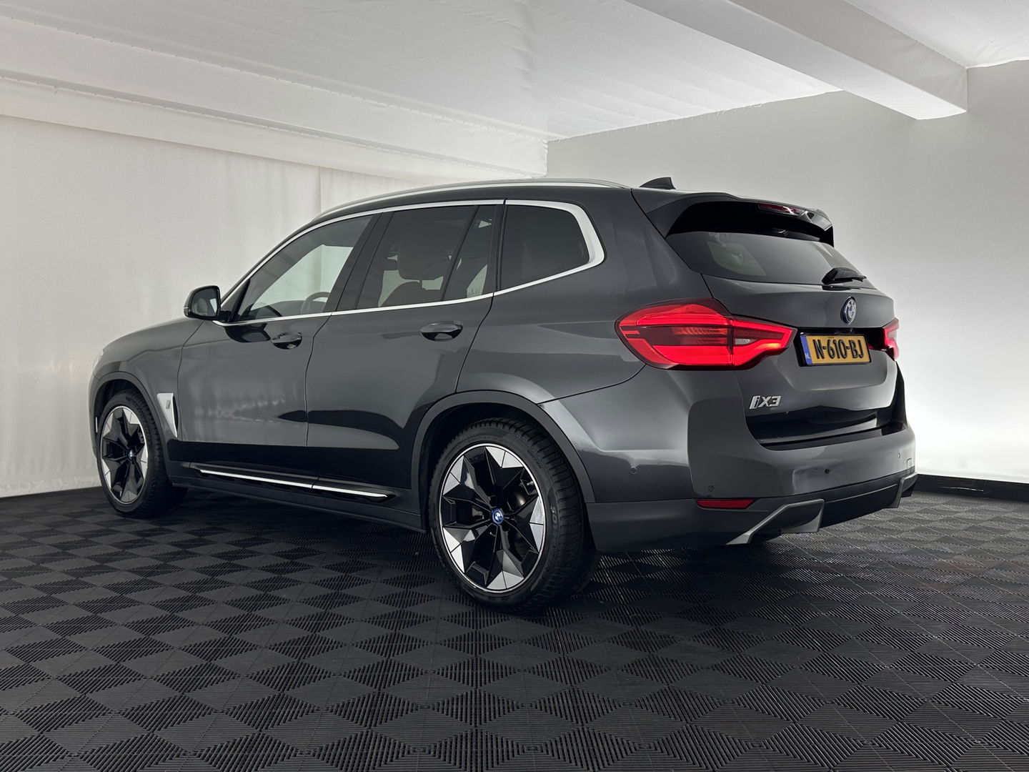 BMW iX3 High Executive 80 kWh [ 3-Fase-11kW ] {SOH-96%} (INCL-BTW) Aut. *PANO | LEATHER | HARMAN/KARDON | FULL-LED | BLINDSPOT | MEMORY-PACK | DIGI-COCKPIT | HEATED-SPORTSEATS | KEYLESS | TOPVIEW | DAB+ | NAVI-FULLMAP | HEAD-UP | 20''ALU*