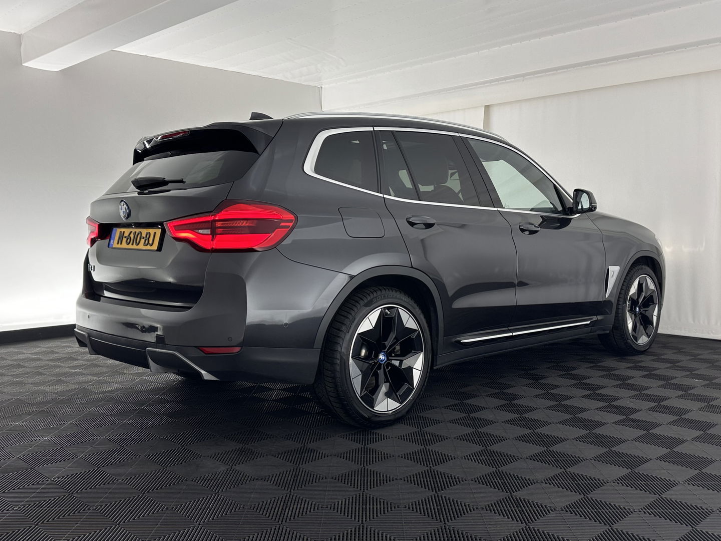 BMW iX3 High Executive 80 kWh [ 3-Fase-11kW ] {SOH-96%} (INCL-BTW) Aut. *PANO | LEATHER | HARMAN/KARDON | FULL-LED | BLINDSPOT | MEMORY-PACK | DIGI-COCKPIT | HEATED-SPORTSEATS | KEYLESS | TOPVIEW | DAB+ | NAVI-FULLMAP | HEAD-UP | 20''ALU*