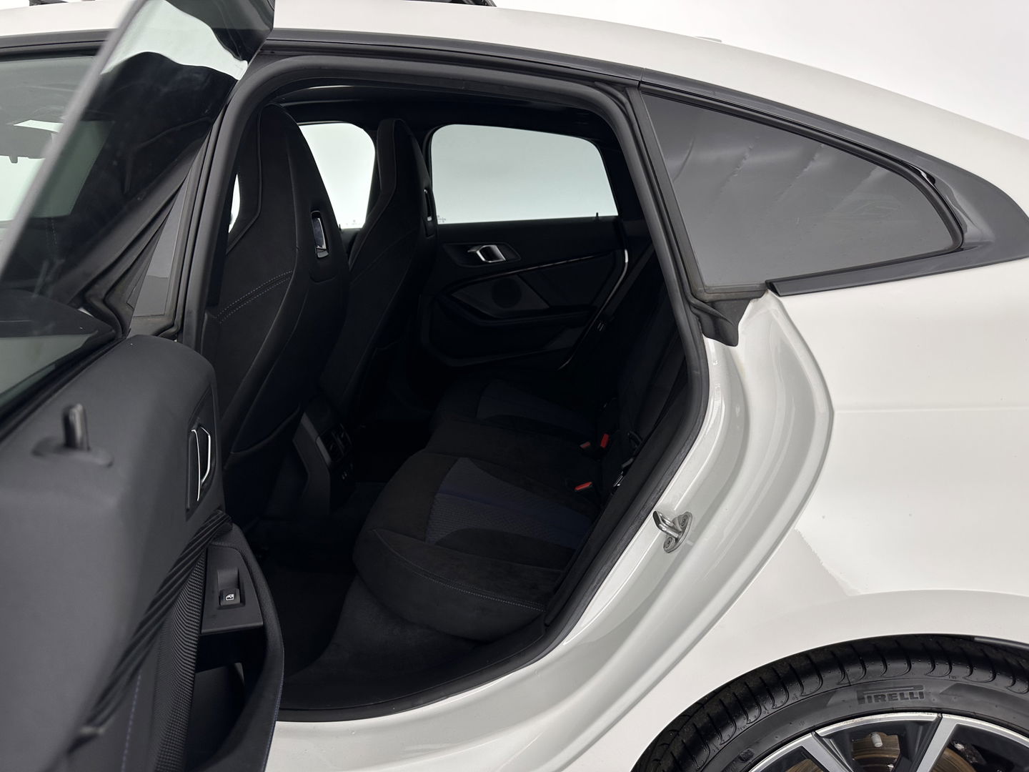 BMW 2 Serie Gran Coupé 220i M-Sportpack Business Edition (INCL-BTW) Aut. *PANO | MICROFIBRE-SPORTSEATS | FULL-LED | DIGI-COCKPIT | CAMERA | NAVI-FULLMAP | HIFI-SOUND | DAB+ | ECC | PDC | CRUISE | CARPLAY | KEYLESS | PRIVACYGLASS | 18"ALU*