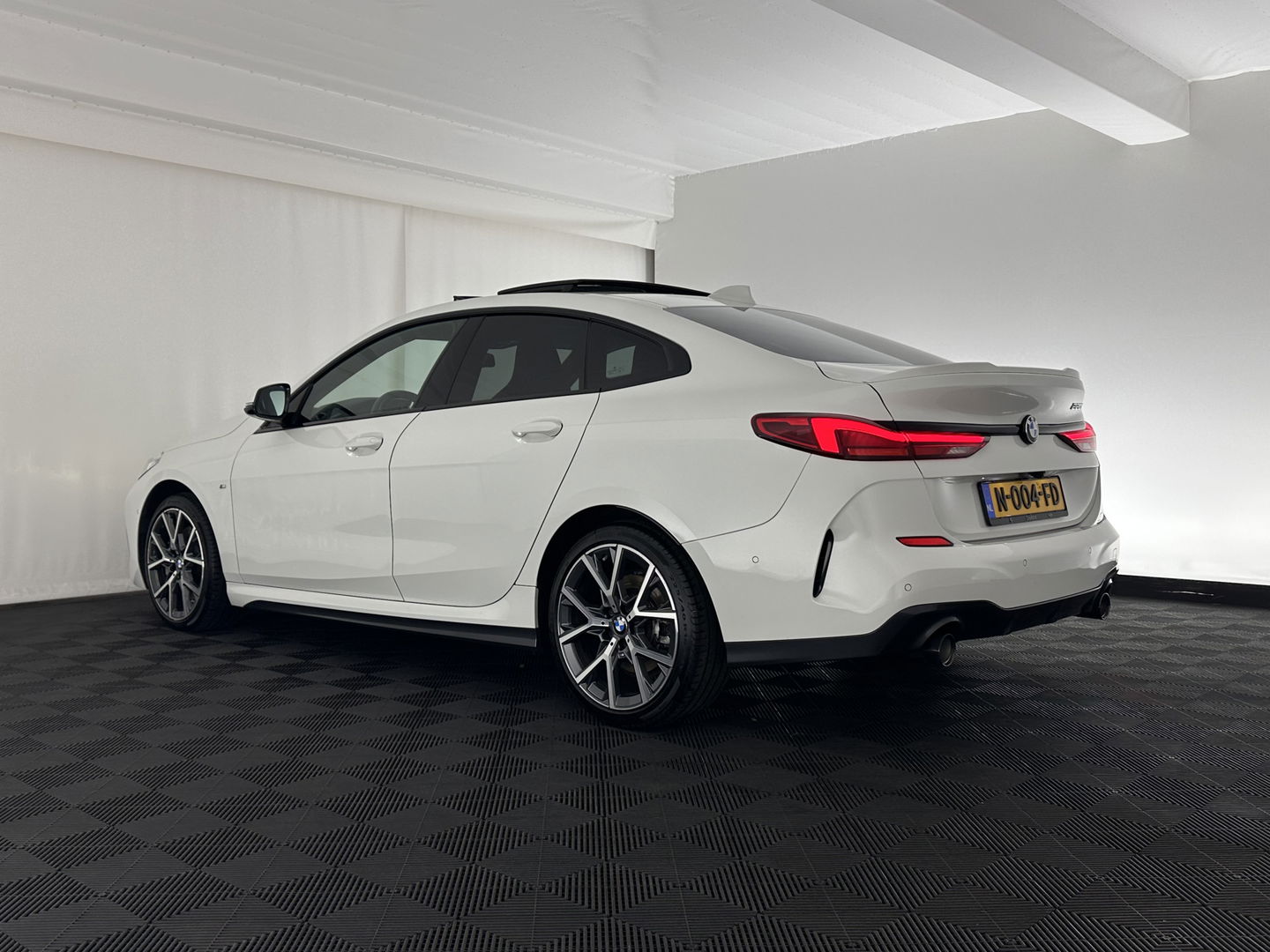 BMW 2 Serie Gran Coupé 220i M-Sportpack Business Edition (INCL-BTW) Aut. *PANO | MICROFIBRE-SPORTSEATS | FULL-LED | DIGI-COCKPIT | CAMERA | NAVI-FULLMAP | HIFI-SOUND | DAB+ | ECC | PDC | CRUISE | CARPLAY | KEYLESS | PRIVACYGLASS | 18"ALU*