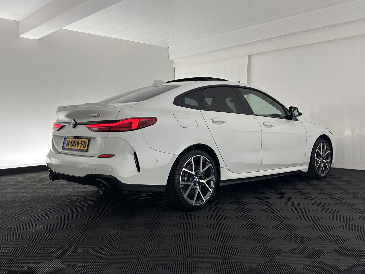 BMW 2 Serie Gran Coupé 220i M-Sportpack Business Edition (INCL-BTW) Aut. *PANO | MICROFIBRE-SPORTSEATS | FULL-LED | DIGI-COCKPIT | CAMERA | NAVI-FULLMAP | HIFI-SOUND | DAB+ | ECC | PDC | CRUISE | CARPLAY | KEYLESS | PRIVACYGLASS | 18"ALU*