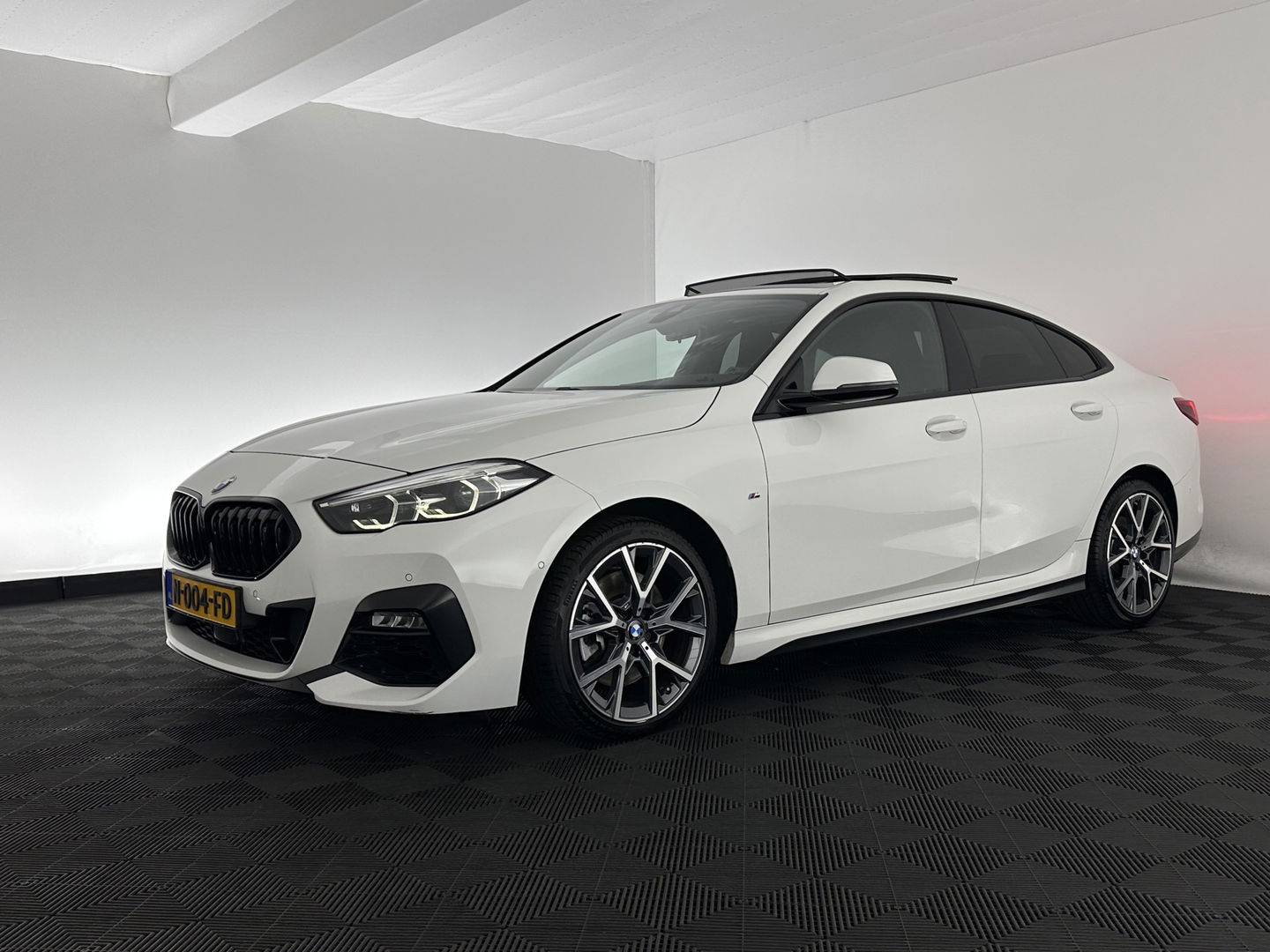 BMW 2 Serie Gran Coupé 220i M-Sportpack Business Edition (INCL-BTW) Aut. *PANO | MICROFIBRE-SPORTSEATS | FULL-LED | DIGI-COCKPIT | CAMERA | NAVI-FULLMAP | HIFI-SOUND | DAB+ | ECC | PDC | CRUISE | CARPLAY | KEYLESS | PRIVACYGLASS | 18"ALU*