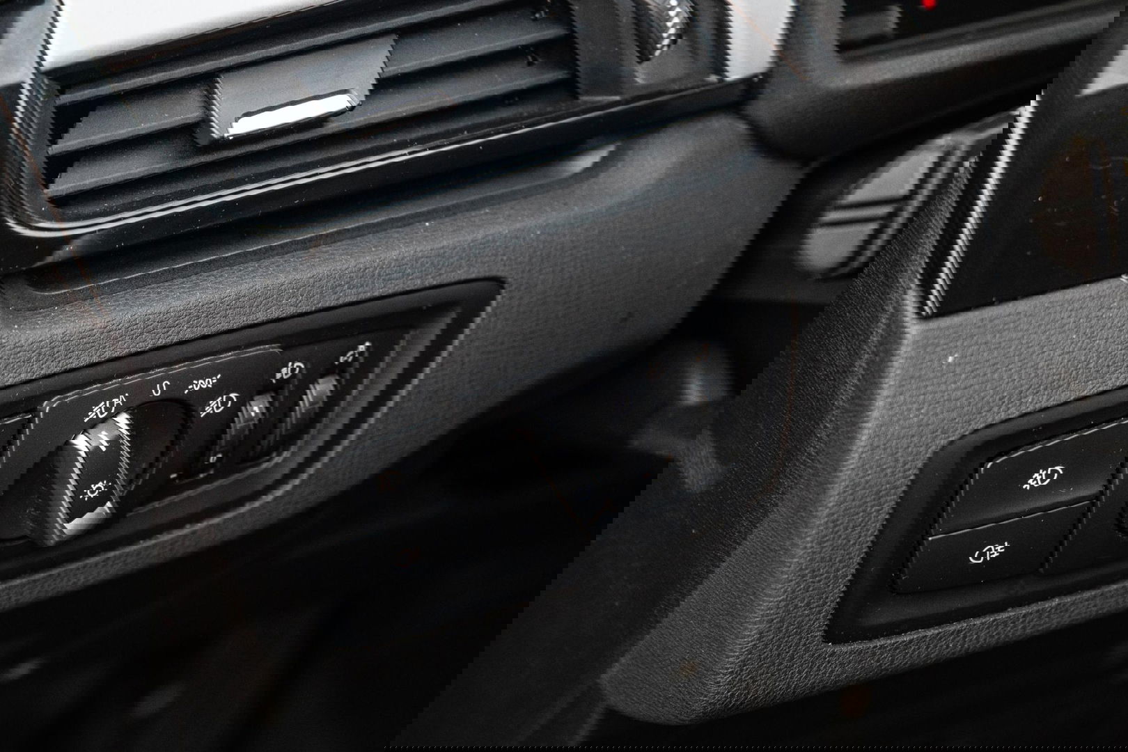 BMW X1 xDrive25e Executive CAMERA / CARPLAY / AUTOMAAT / LEDER / LED / CRUISE CONTROLE / STOELVERWARMING