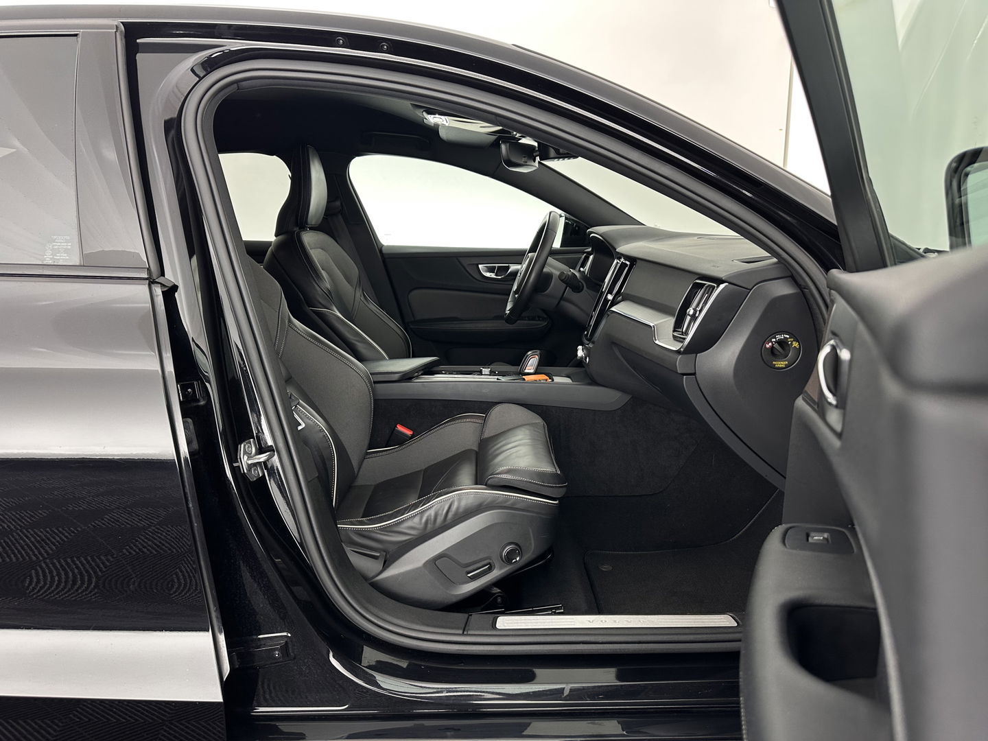 Volvo S60 2.0 B3 R-Design Black Edition (INCL-BTW) Aut. *FULL-LED | LEATHER | HEATED-R-SPORTSEATS | HARMAN/KARDON | MEMORY-PACK | CAMERA | NAVI-FULLMAP | ECC | PRIVACYGLASS | PDC | CRUISE | LANE-ASIST | DAB | DIGI-COCKPIT | TOWBAR