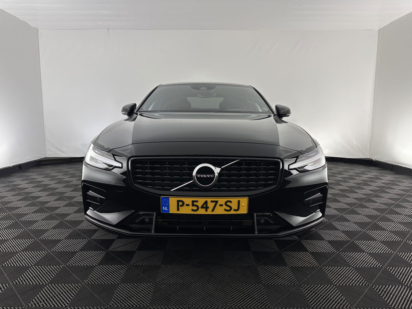 Volvo S60 2.0 B3 R-Design Black Edition (INCL-BTW) Aut. *FULL-LED | LEATHER | HEATED-R-SPORTSEATS | HARMAN/KARDON | MEMORY-PACK | CAMERA | NAVI-FULLMAP | ECC | PRIVACYGLASS | PDC | CRUISE | LANE-ASIST | DAB | DIGI-COCKPIT | TOWBAR