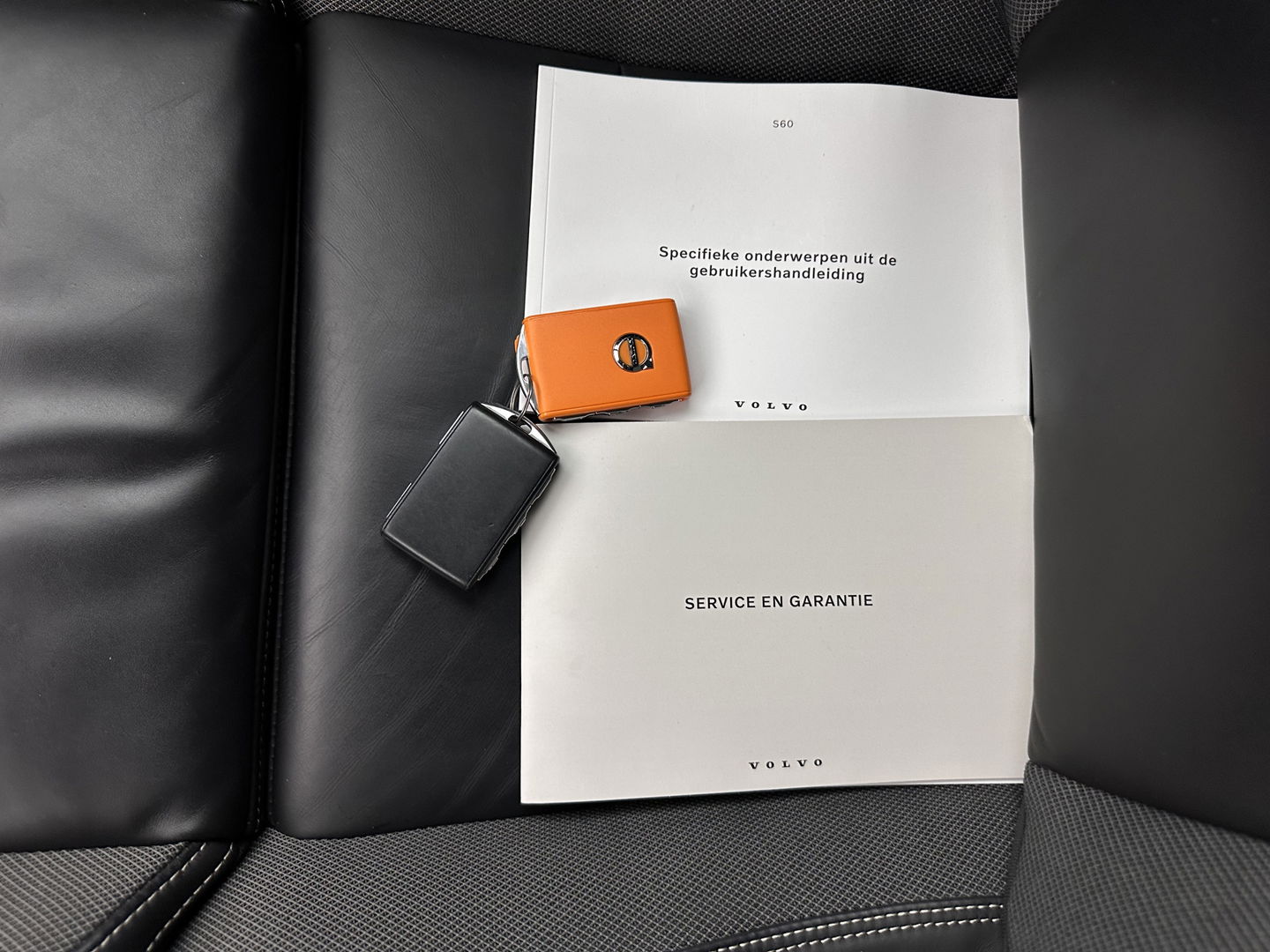 Volvo S60 2.0 B3 R-Design Black Edition (INCL-BTW) Aut. *FULL-LED | LEATHER | HEATED-R-SPORTSEATS | HARMAN/KARDON | MEMORY-PACK | CAMERA | NAVI-FULLMAP | ECC | PRIVACYGLASS | PDC | CRUISE | LANE-ASIST | DAB | DIGI-COCKPIT | TOWBAR