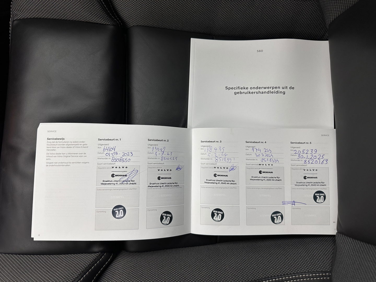 Volvo S60 2.0 B3 R-Design Black Edition (INCL-BTW) Aut. *FULL-LED | LEATHER | HEATED-R-SPORTSEATS | HARMAN/KARDON | MEMORY-PACK | CAMERA | NAVI-FULLMAP | ECC | PRIVACYGLASS | PDC | CRUISE | LANE-ASIST | DAB | DIGI-COCKPIT | TOWBAR