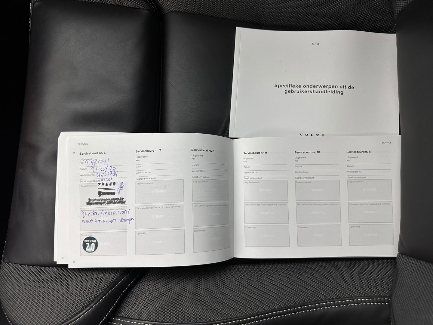 Volvo S60 2.0 B3 R-Design Black Edition (INCL-BTW) Aut. *FULL-LED | LEATHER | HEATED-R-SPORTSEATS | HARMAN/KARDON | MEMORY-PACK | CAMERA | NAVI-FULLMAP | ECC | PRIVACYGLASS | PDC | CRUISE | LANE-ASIST | DAB | DIGI-COCKPIT | TOWBAR
