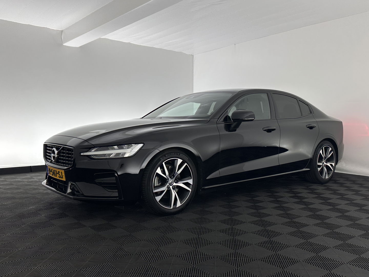 Volvo S60 2.0 B3 R-Design Black Edition (INCL-BTW) Aut. *FULL-LED | LEATHER | HEATED-R-SPORTSEATS | HARMAN/KARDON | MEMORY-PACK | CAMERA | NAVI-FULLMAP | ECC | PRIVACYGLASS | PDC | CRUISE | LANE-ASIST | DAB | DIGI-COCKPIT | TOWBAR