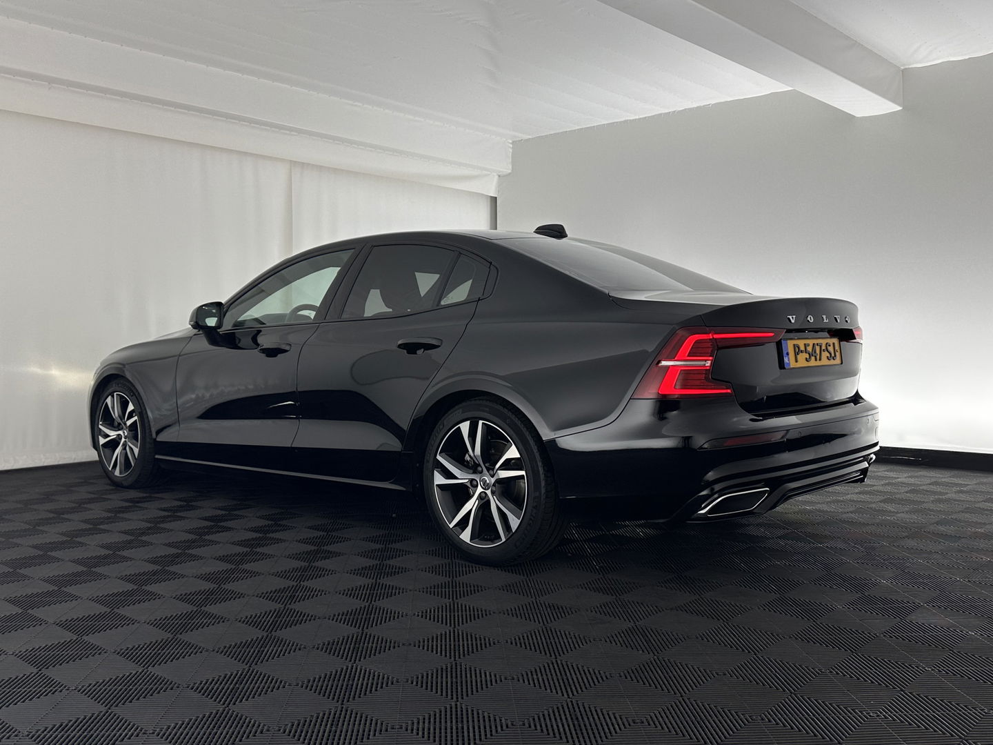 Volvo S60 2.0 B3 R-Design Black Edition (INCL-BTW) Aut. *FULL-LED | LEATHER | HEATED-R-SPORTSEATS | HARMAN/KARDON | MEMORY-PACK | CAMERA | NAVI-FULLMAP | ECC | PRIVACYGLASS | PDC | CRUISE | LANE-ASIST | DAB | DIGI-COCKPIT | TOWBAR