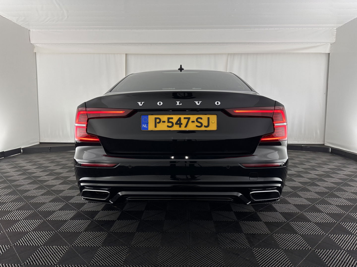 Volvo S60 2.0 B3 R-Design Black Edition (INCL-BTW) Aut. *FULL-LED | LEATHER | HEATED-R-SPORTSEATS | HARMAN/KARDON | MEMORY-PACK | CAMERA | NAVI-FULLMAP | ECC | PRIVACYGLASS | PDC | CRUISE | LANE-ASIST | DAB | DIGI-COCKPIT | TOWBAR