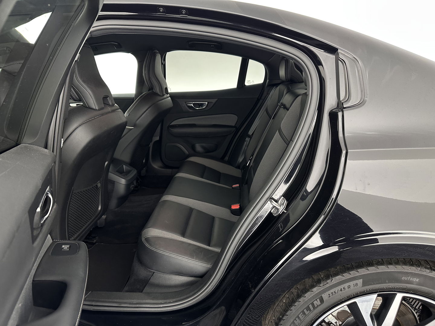 Volvo S60 2.0 B3 R-Design Black Edition (INCL-BTW) Aut. *FULL-LED | LEATHER | HEATED-R-SPORTSEATS | HARMAN/KARDON | MEMORY-PACK | CAMERA | NAVI-FULLMAP | ECC | PRIVACYGLASS | PDC | CRUISE | LANE-ASIST | DAB | DIGI-COCKPIT | TOWBAR