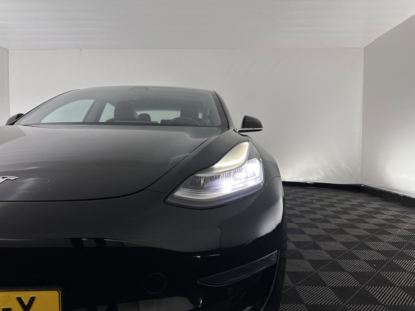 Tesla Model 3 Standard RWD Plus 60 kWh [ 3-Fase ] {SOH-80%} (INCL-BTW) Aut. *PANO | AUTOPILOT | LEATHER | KEYLESS | FULL-LED | MEMORY-PACK | TOPVIEW | DAB | CARPLAY | DIGI-COCKPIT | LANE-ASSIST | COMFORTSEATS | TOWBAR | 18"ALU*