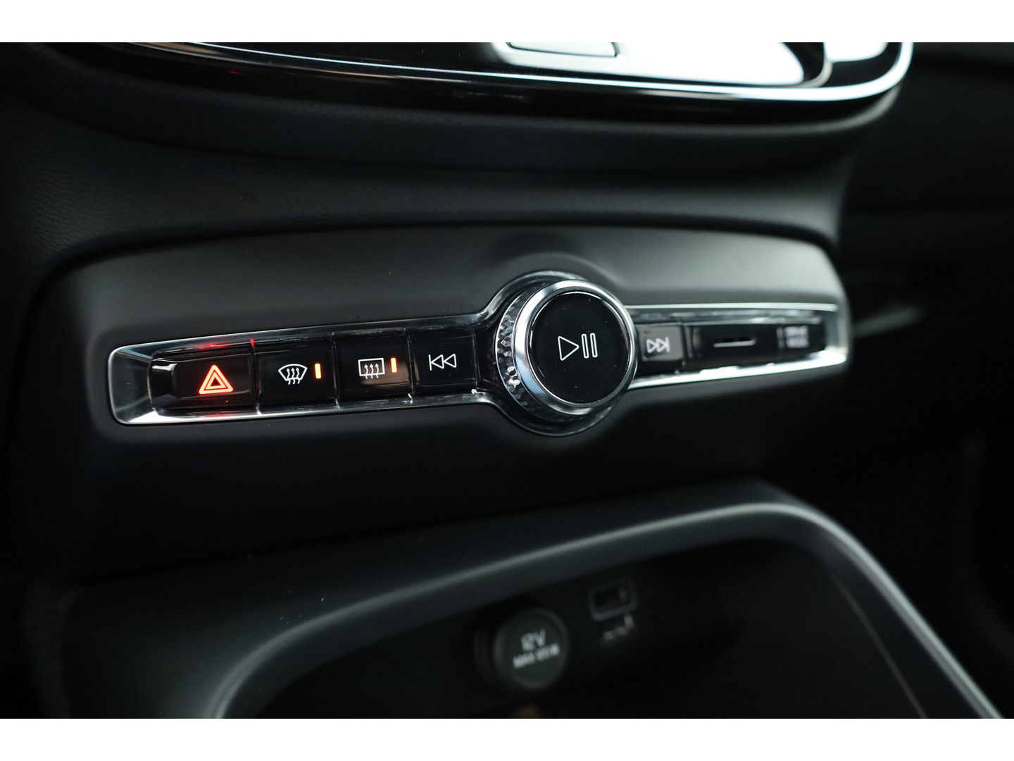 Volvo XC40 1.5 T5 Plug-in hybrid Plus Dark Facelift | Elek. stoelen +  geheugen | H&K Audio | Camera  | Stoel + stuurverw. |