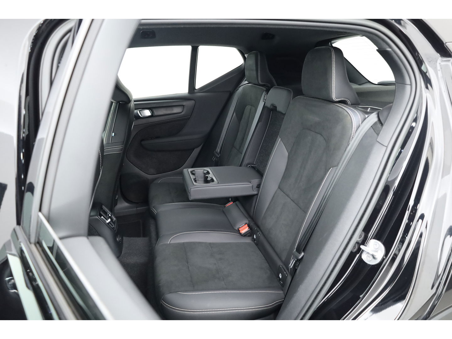 Volvo XC40 1.5 T5 Plug-in hybrid Plus Dark Facelift | Elek. stoelen +  geheugen | H&K Audio | Camera  | Stoel + stuurverw. |