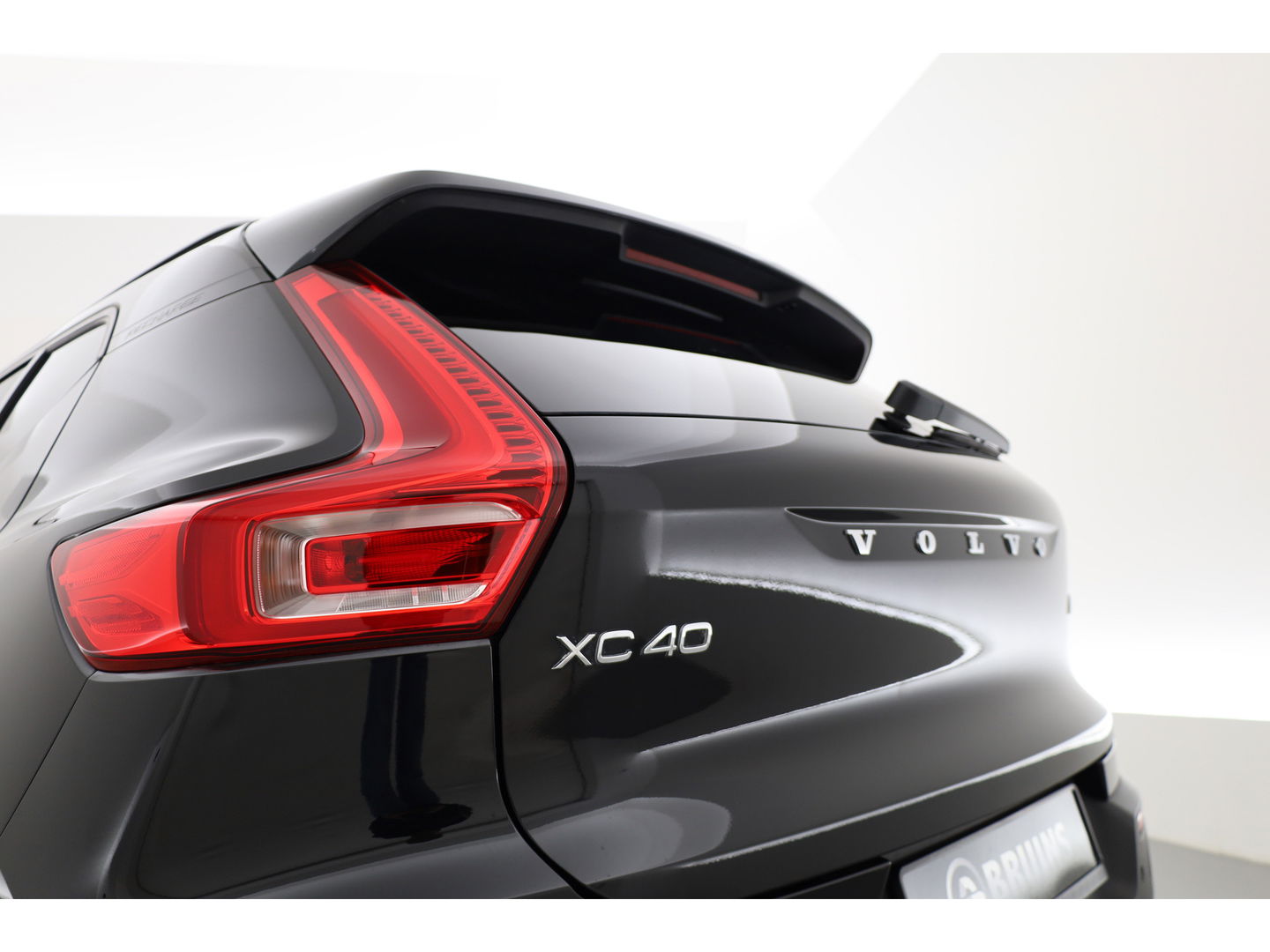 Volvo XC40 1.5 T5 Plug-in hybrid Plus Dark Facelift | Elek. stoelen +  geheugen | H&K Audio | Camera  | Stoel + stuurverw. |