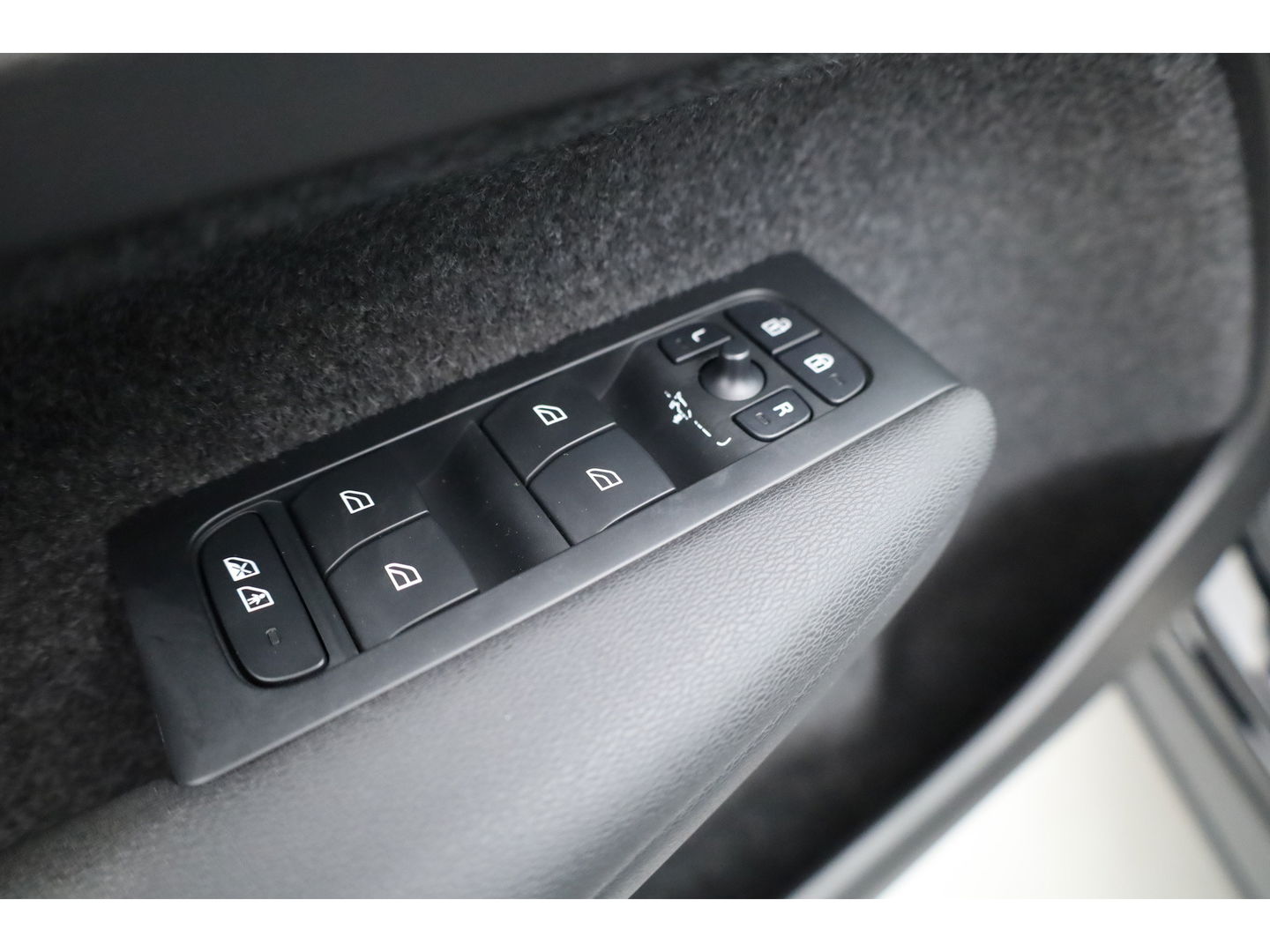 Volvo XC40 1.5 T5 Plug-in hybrid Plus Dark Facelift | Elek. stoelen +  geheugen | H&K Audio | Camera  | Stoel + stuurverw. |