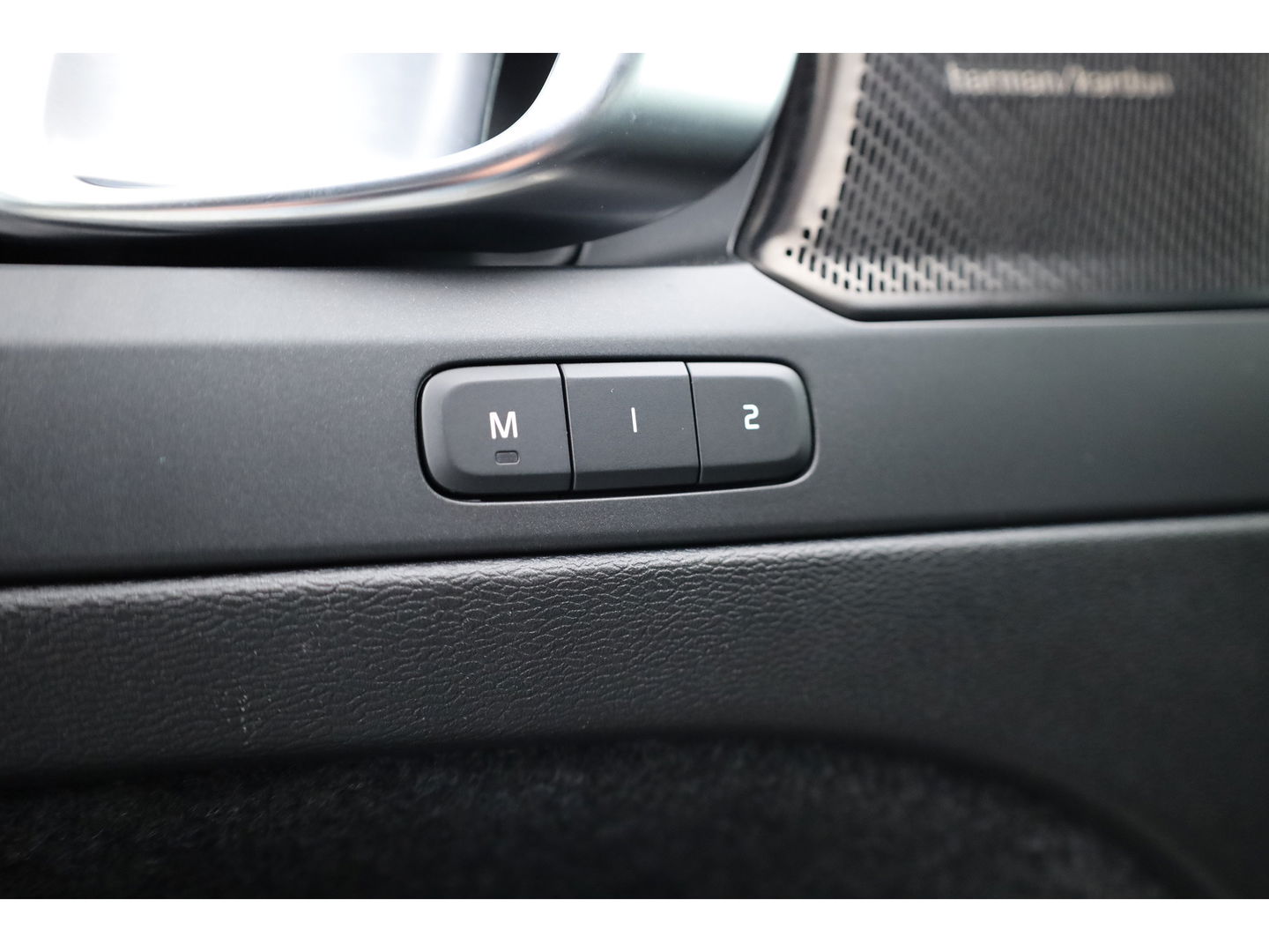 Volvo XC40 1.5 T5 Plug-in hybrid Plus Dark Facelift | Elek. stoelen +  geheugen | H&K Audio | Camera  | Stoel + stuurverw. |