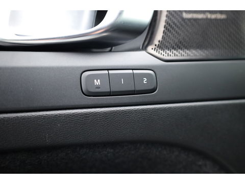 Volvo XC40 1.5 T5 Plug-in hybrid Plus Dark Facelift | Elek. stoelen +  geheugen | H&K Audio | Camera  | Stoel + stuurverw. |
