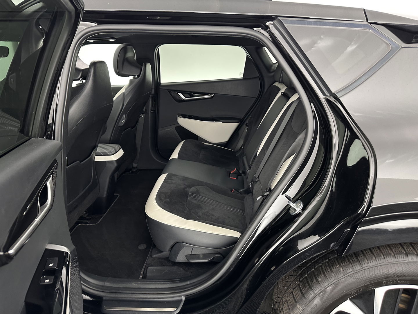 Kia Ev6 GT-Line 77.4 kWh (3-Fase-11kW) {SOH-98%} (INCL-BTW) Aut. *HEATPUMP | PANO | HEAD-UP | LEATHER-ALCANTARA | ADAPTIVE-CRUISE | DIGI-COCKPIT | MERIDIAN-AUDIO | MEMORYPACK | FULL-LED | KEYLESS | TOPVIEW | DAB | BLINDSPOT | NAVI-FULLMAP |