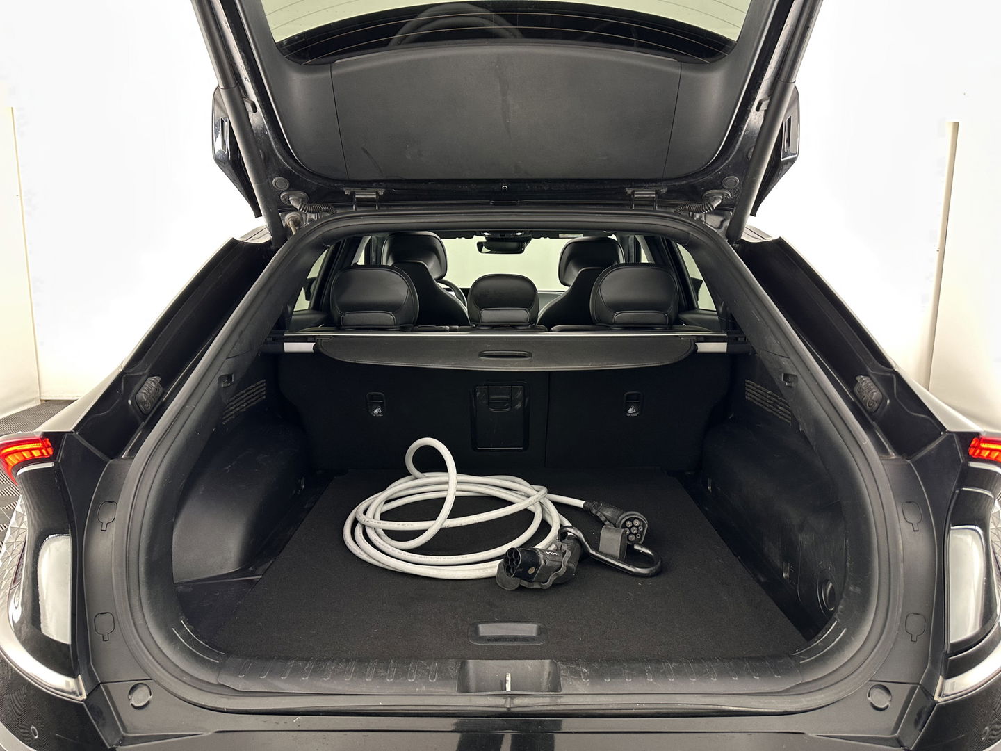 Kia Ev6 GT-Line 77.4 kWh (3-Fase-11kW) {SOH-98%} (INCL-BTW) Aut. *HEATPUMP | PANO | HEAD-UP | LEATHER-ALCANTARA | ADAPTIVE-CRUISE | DIGI-COCKPIT | MERIDIAN-AUDIO | MEMORYPACK | FULL-LED | KEYLESS | TOPVIEW | DAB | BLINDSPOT | NAVI-FULLMAP |