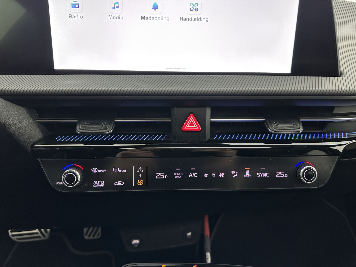 Kia Ev6 GT-Line 77.4 kWh (3-Fase-11kW) {SOH-98%} (INCL-BTW) Aut. *HEATPUMP | PANO | HEAD-UP | LEATHER-ALCANTARA | ADAPTIVE-CRUISE | DIGI-COCKPIT | MERIDIAN-AUDIO | MEMORYPACK | FULL-LED | KEYLESS | TOPVIEW | DAB | BLINDSPOT | NAVI-FULLMAP |