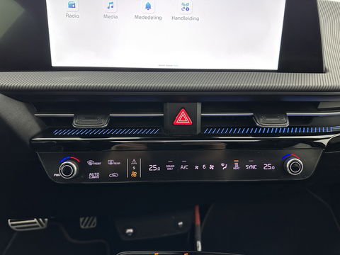 Kia Ev6 GT-Line 77.4 kWh (3-Fase-11kW) {SOH-98%} (INCL-BTW) Aut. *HEATPUMP | PANO | HEAD-UP | LEATHER-ALCANTARA | ADAPTIVE-CRUISE | DIGI-COCKPIT | MERIDIAN-AUDIO | MEMORYPACK | FULL-LED | KEYLESS | TOPVIEW | DAB | BLINDSPOT | NAVI-FULLMAP |