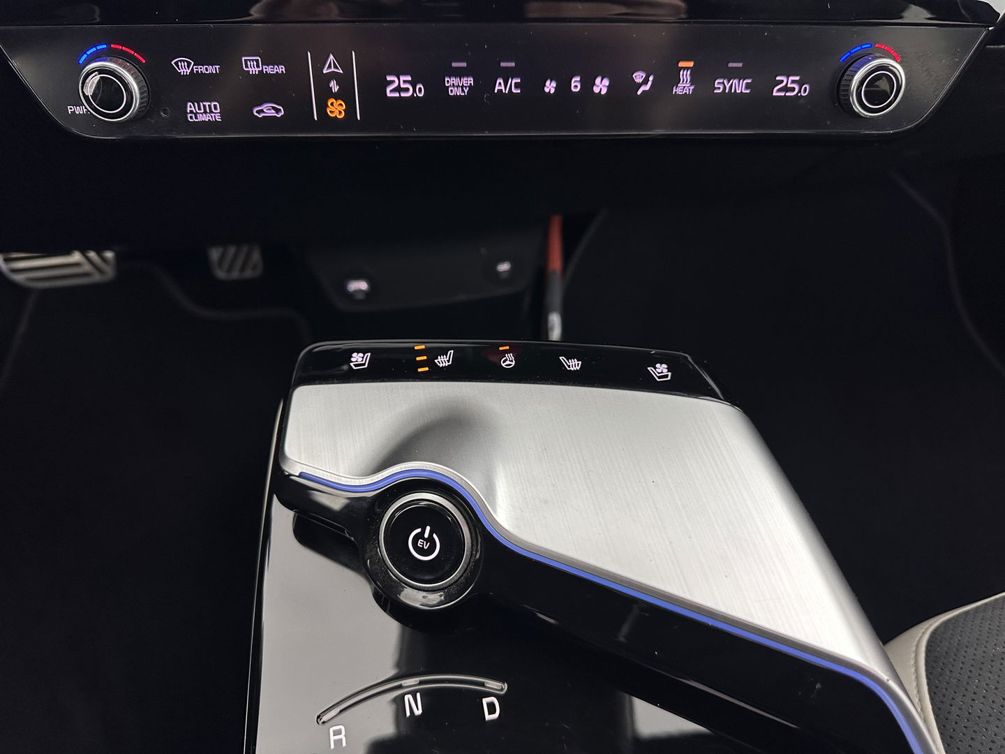 Kia Ev6 GT-Line 77.4 kWh (3-Fase-11kW) {SOH-98%} (INCL-BTW) Aut. *HEATPUMP | PANO | HEAD-UP | LEATHER-ALCANTARA | ADAPTIVE-CRUISE | DIGI-COCKPIT | MERIDIAN-AUDIO | MEMORYPACK | FULL-LED | KEYLESS | TOPVIEW | DAB | BLINDSPOT | NAVI-FULLMAP |