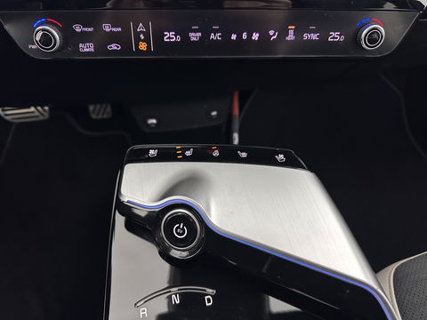 Kia Ev6 GT-Line 77.4 kWh (3-Fase-11kW) {SOH-98%} (INCL-BTW) Aut. *HEATPUMP | PANO | HEAD-UP | LEATHER-ALCANTARA | ADAPTIVE-CRUISE | DIGI-COCKPIT | MERIDIAN-AUDIO | MEMORYPACK | FULL-LED | KEYLESS | TOPVIEW | DAB | BLINDSPOT | NAVI-FULLMAP |