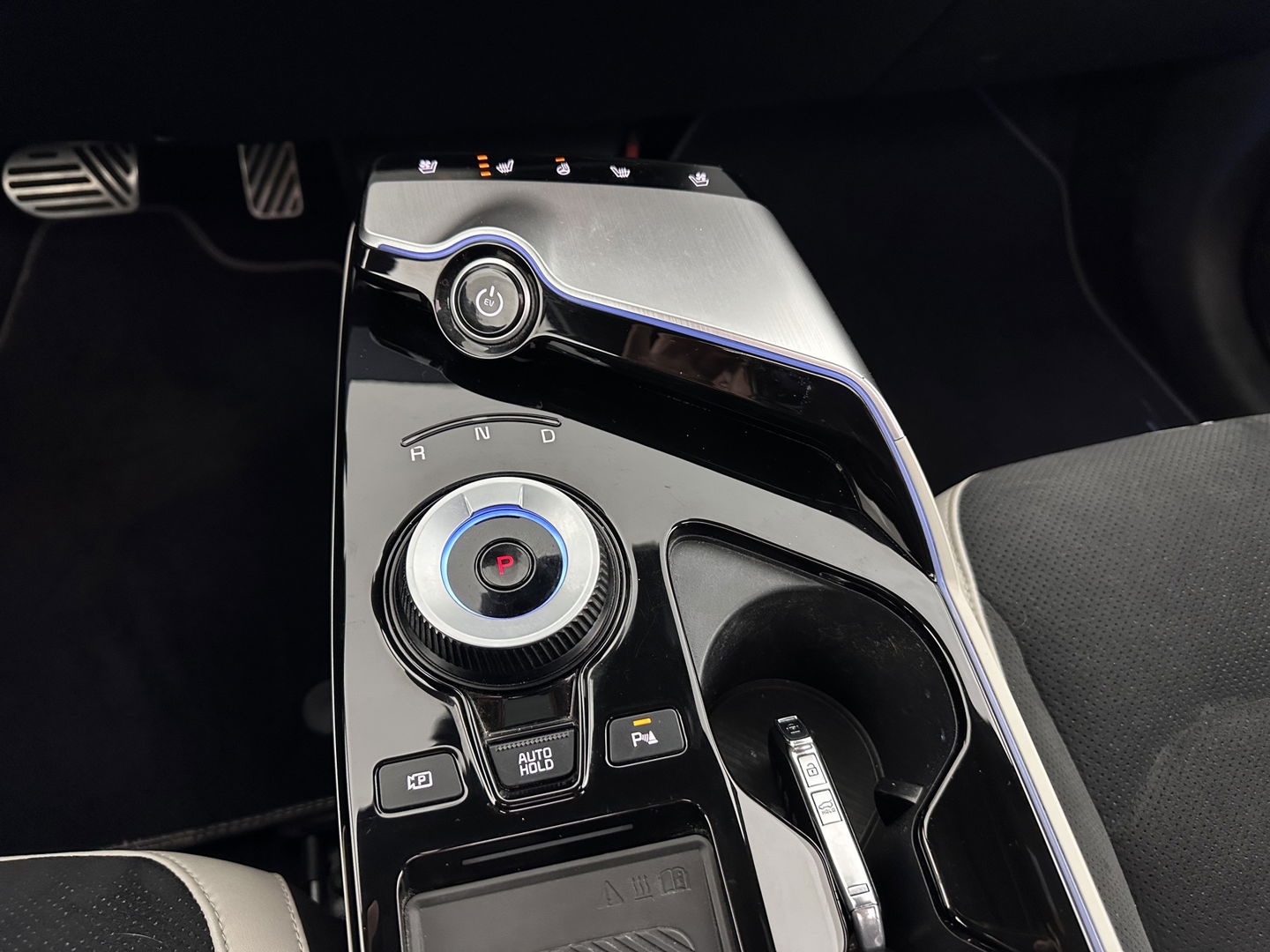 Kia Ev6 GT-Line 77.4 kWh (3-Fase-11kW) {SOH-98%} (INCL-BTW) Aut. *HEATPUMP | PANO | HEAD-UP | LEATHER-ALCANTARA | ADAPTIVE-CRUISE | DIGI-COCKPIT | MERIDIAN-AUDIO | MEMORYPACK | FULL-LED | KEYLESS | TOPVIEW | DAB | BLINDSPOT | NAVI-FULLMAP |